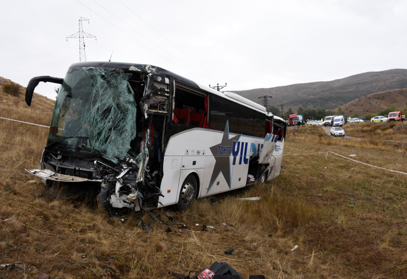 Korkunç kaza! Yolcu otobüsü ile TIR çarpıştı: Yaralılar var - Resim : 5