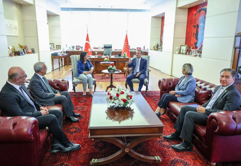 DEM Parti heyetinden Özgür Özel’e ziyaret! İlk açıklama geldi: Komisyona dair farklı öneriler var - Resim : 2