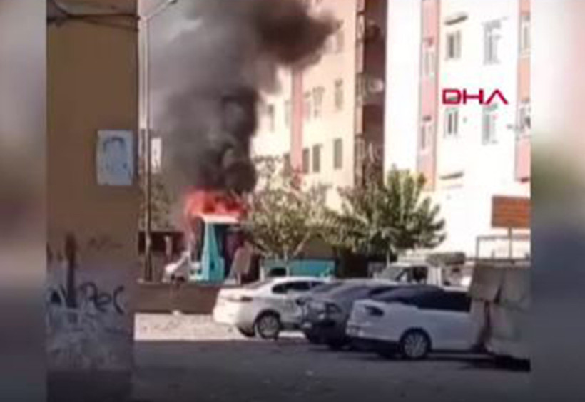 Belediye otobüsü alev alev yandı