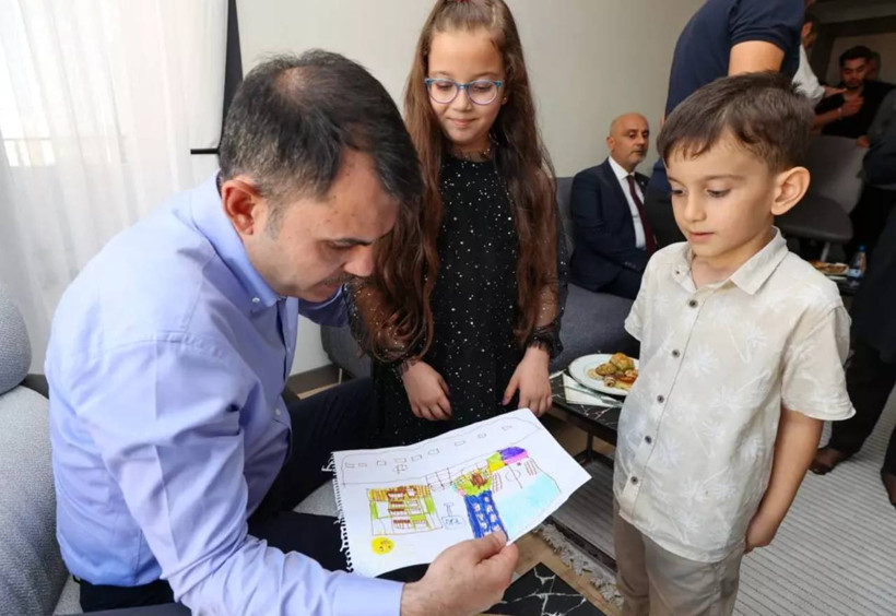 Küçük eller, büyük umutlar... Bakan Kurum'a Kahramanmaraş'taki ziyaretinde anlamlı hediye - Resim : 5