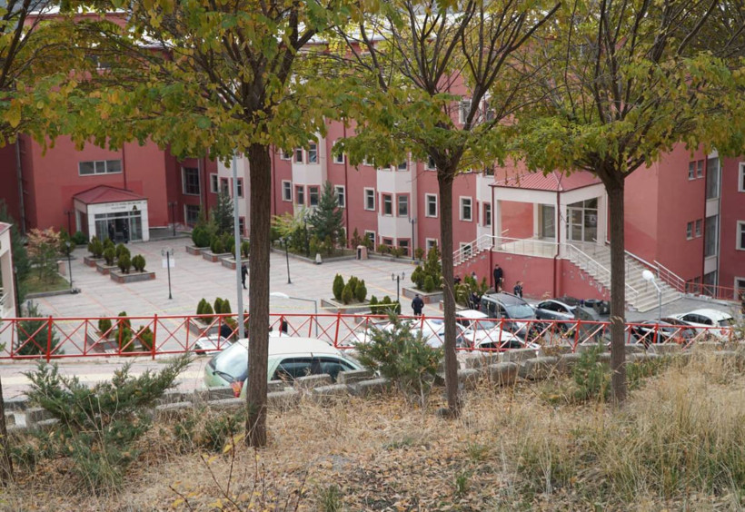 Üniversitede rehine krizi! Silahla dalıp memuru rehin aldı