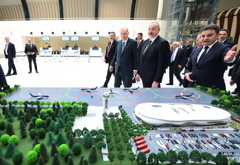 Cumhurbaşkanı Erdoğan Azerbaycan'da havalimanı açtı! Azerbaycan'ın işgalden kurtardığı topraklarda açılan üçüncü havalimanı oldu - Resim : 3