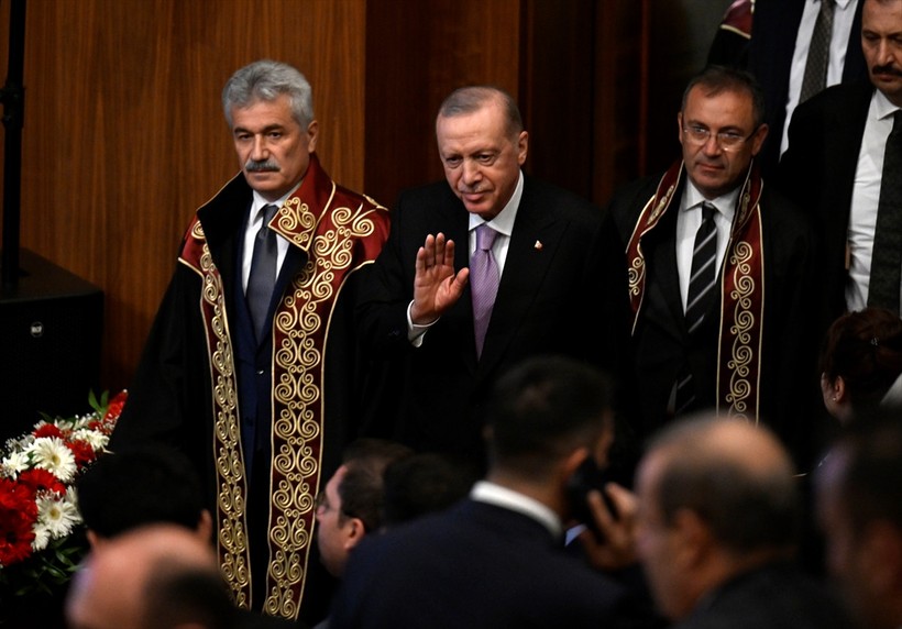Cumhurbaşkanı Erdoğan'dan kritik açıklamalar: Kimse yargı mercilerine parmak sallayamaz.  PKK’nın kendini feshetme ve silah bırakma kararına ilişkin konuştu mu?