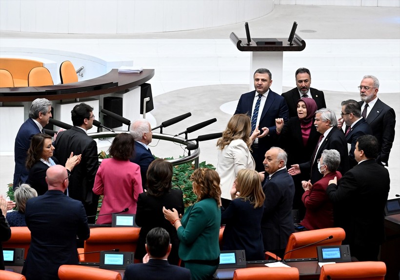 AYM'nin Can Atalay kararı Meclis'te okundu. AK Parti, Gülizar Biçer'in Meclis Başkanvekilliği görevinden alınmasını talep etti