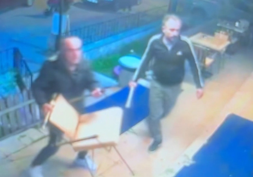 Dönerciye sopalı ve sandalyeli saldırı! Anbean kaydedildi: Yaralı var