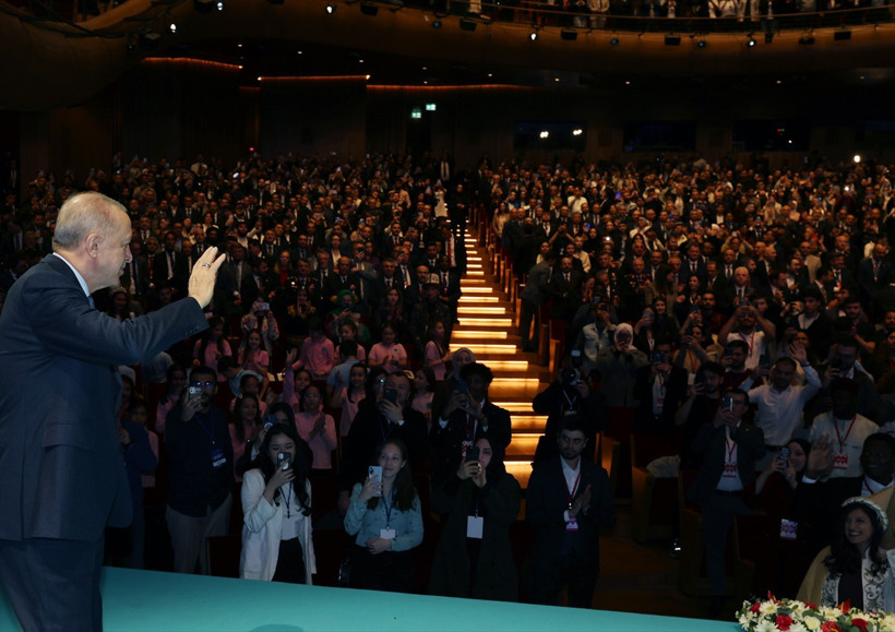 Türkiye'de 4 milyon 33 bin göçmen var.  Cumhurbaşkanı Erdoğan'dan önemli açıklamalar