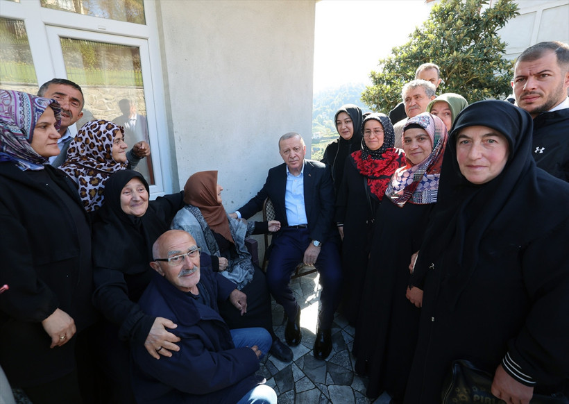 Cumhurbaşkanı Erdoğan, baba ocağında! Komşularıyla sohbet etti