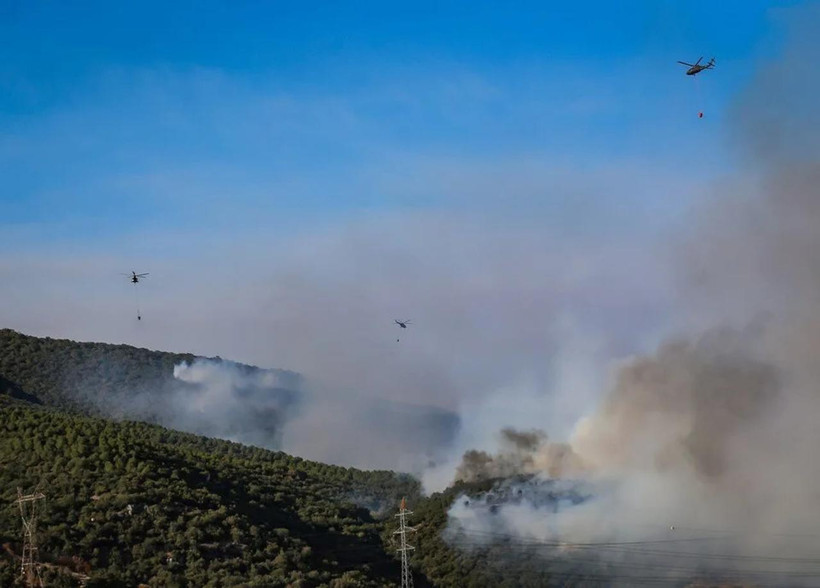 3 ilde alevlerle mücadele! Kara yolu ulaşıma kapatıldı - Resim : 2