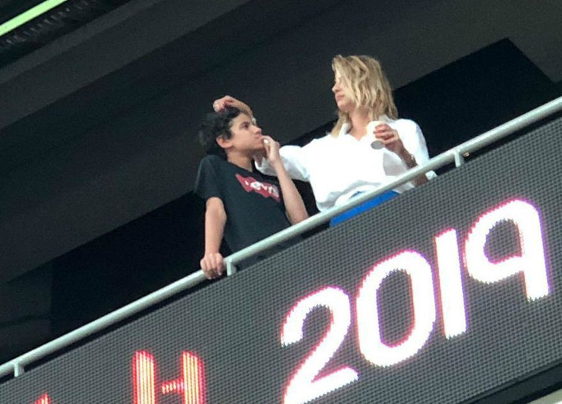 Tuğba Coşkun ve oğlu Ali Sadi'ye Fikret Orman'dan loca jesti!