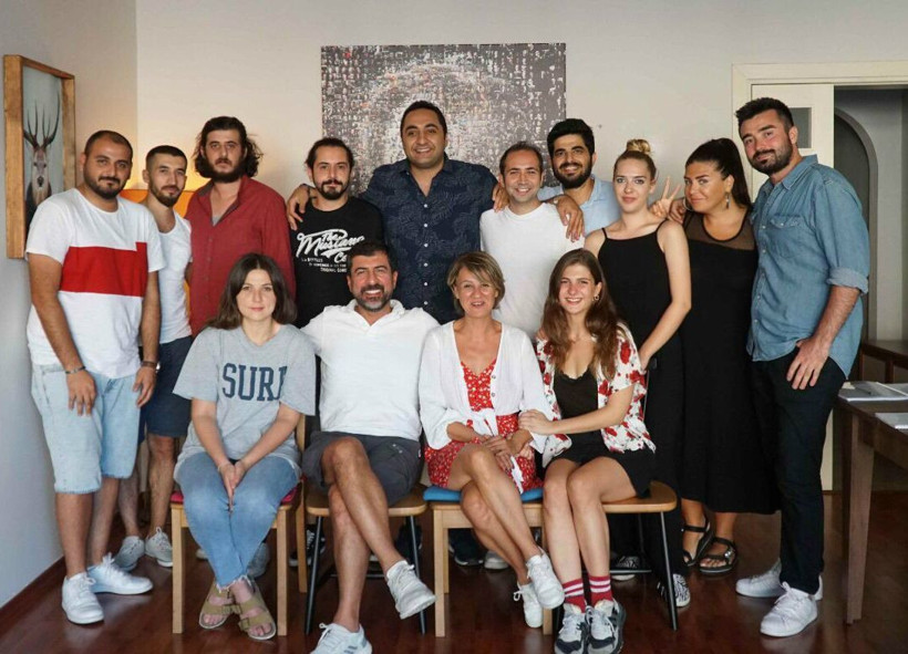 Çakallarla Dans'ın yazarı ilk kez yönetmen koltuğunda!