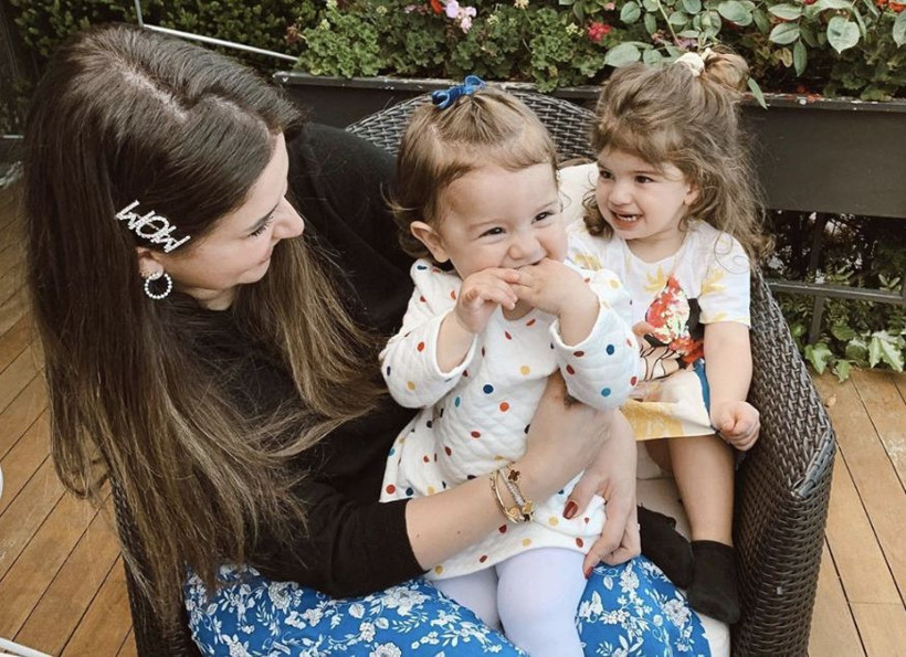 İki çocuğa, altı bakıcı birden!