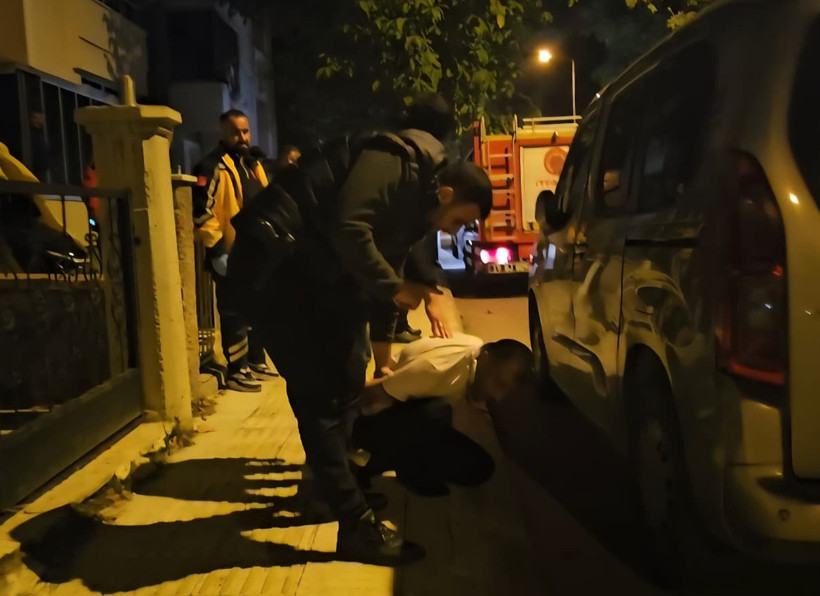 Evine çağırdığı arkadaşını kılıçla rehin aldı! - Resim : 2