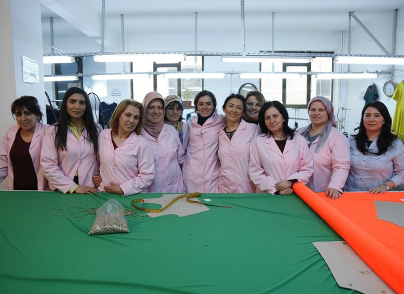 Kadın dizisinin atölye sahnesinde gerçek işçiler rol aldı