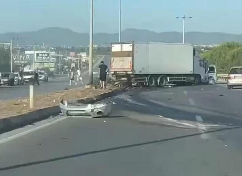 İzmir'de can pazarı! Karşı şeride geçen araç TIR'la çarpıştı - Resim : 3