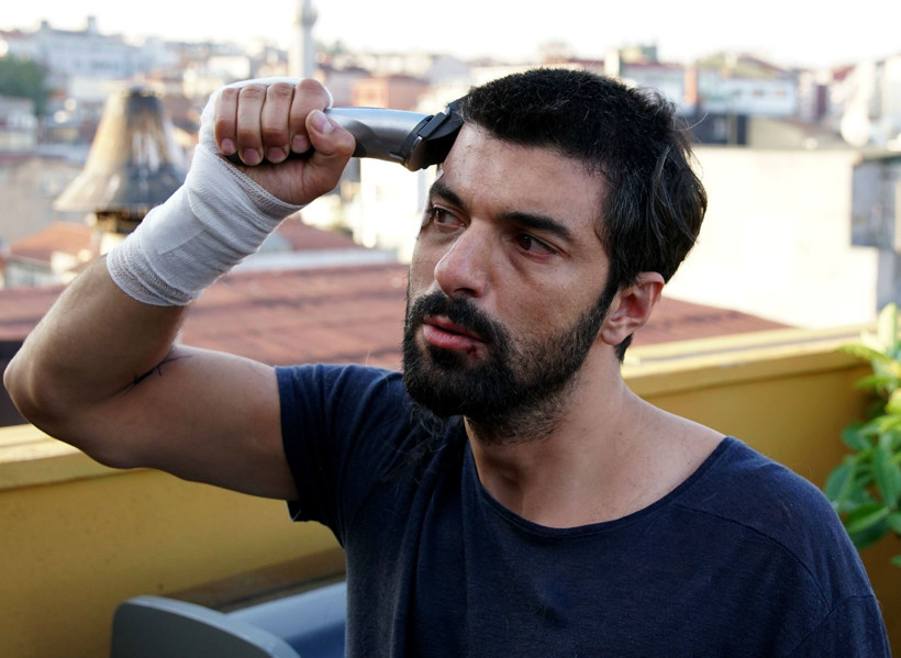 Engin Akyürek yeni filmi  'Bir Aşk İki Hayat' için saçını kesti! - Resim : 3