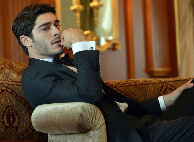 Burak Deniz 'Kürk Mantolu Madonna'da rol alacak mı?