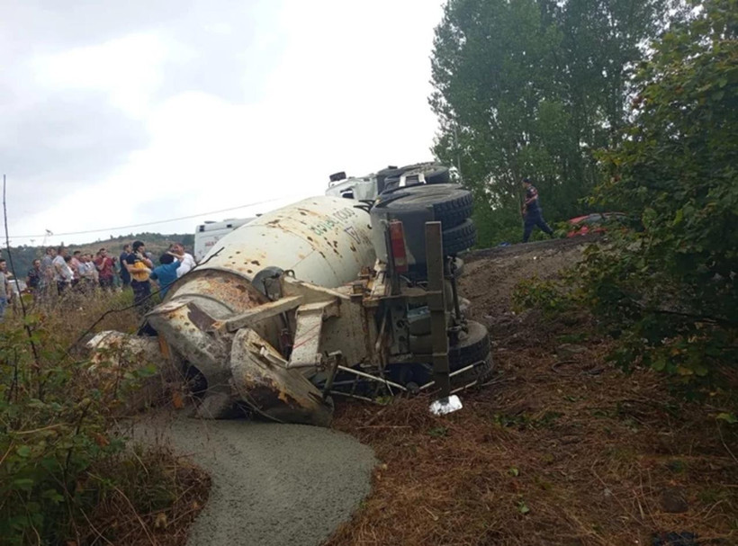 Zonguldak'ta katliam gibi kaza: Beton mikseri otomobilin üzerine devrildi! Ölü ve yaralılar var - Resim : 3