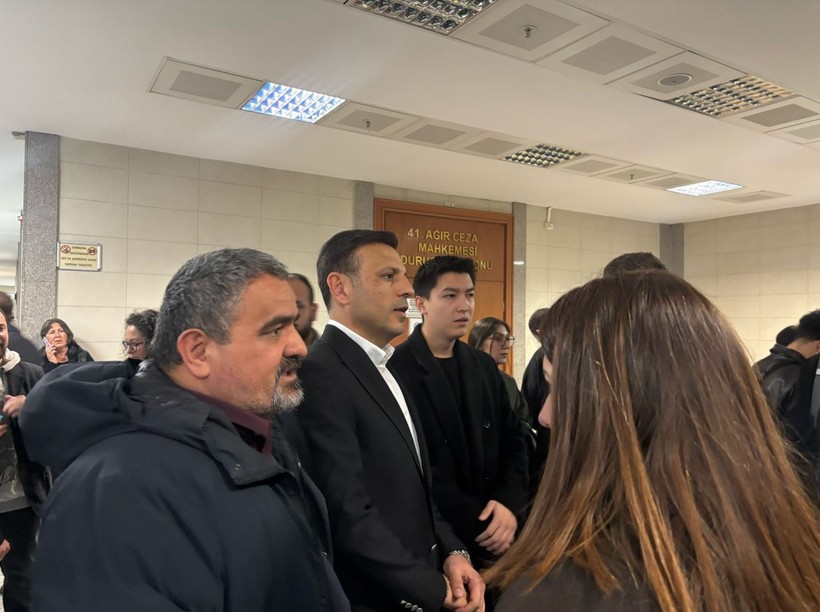 Gazeteciler ve üniversite öğrencileri hakim karşısına çıktı! Dosyalar ayrıldı, duruşmalar ertelendi. Adliye önünde oturma eylemi