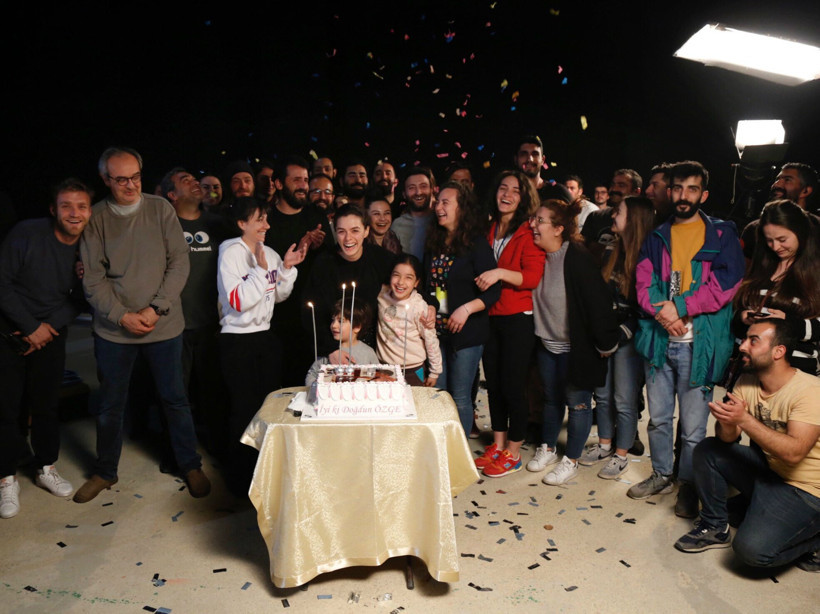 Özge Özpirinçci'ye Kadın setinde sürpriz doğum günü!