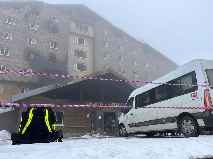 Otelde Perdelere Çakmak Tuttu. Grand Kartal Otel'deki Yangın Faciasını Hatırlattı ve Önlemleri Tek Tek Açıkladı