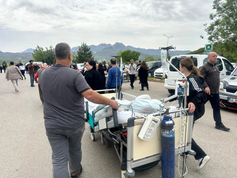 Devlet hastanesinde korkutan yangın! Hastalar otopark alanına tahliye edildi