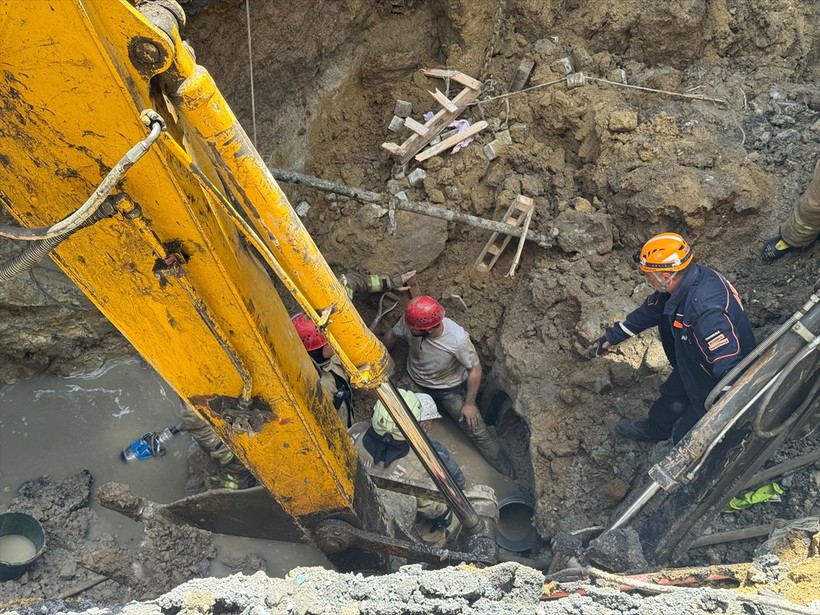 Bayrampaşa'da yol çöktü! Göçük altında kalan işçi kurtarıldı - Resim : 2