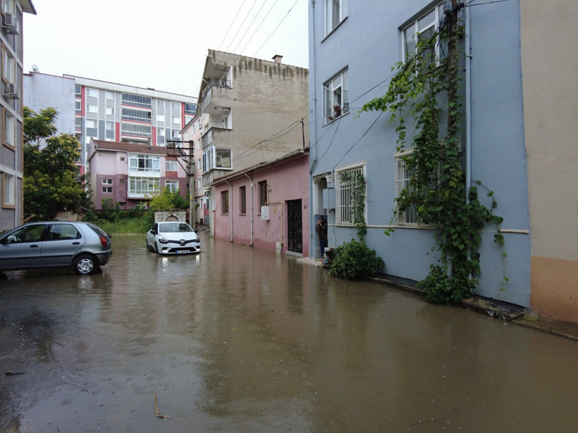 Edirne'yi vuran sağanak kısa sürede yolları göle çevirdi! - Resim : 2