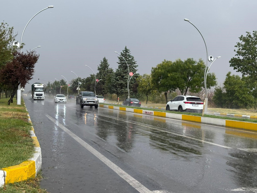 Edirne'yi vuran sağanak kısa sürede yolları göle çevirdi!