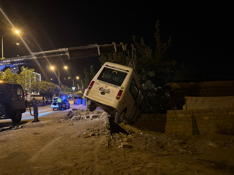 Iğdır'da minibüs duvarda asılı kaldı