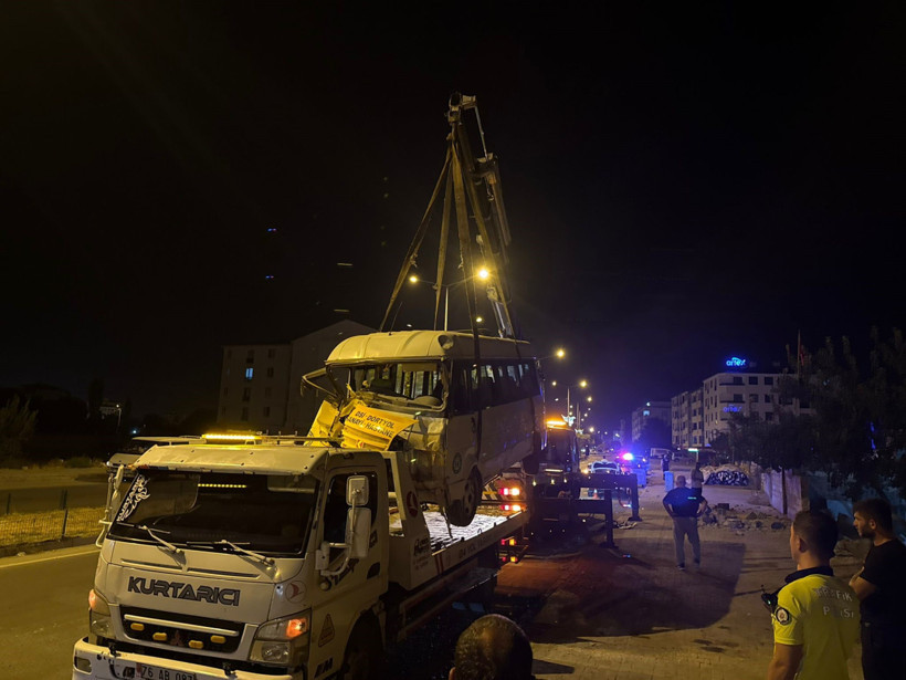 Iğdır'da minibüs duvarda asılı kaldı - Resim : 2