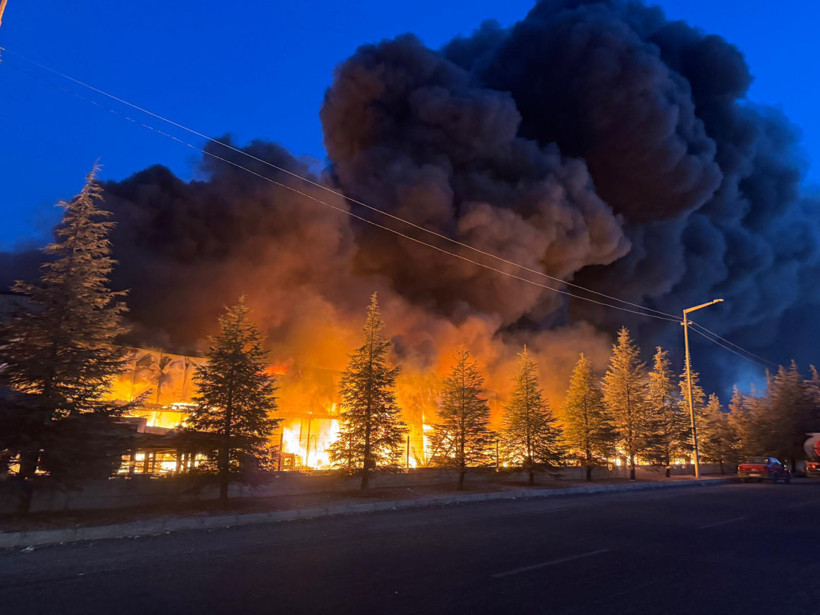 Niğde'de ambalaj fabrikası alevlere teslim oldu - Resim : 2