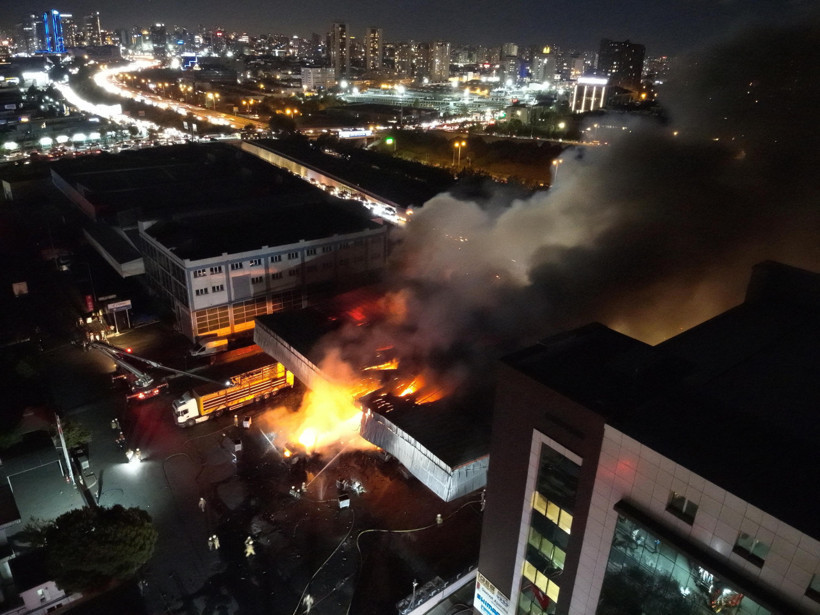 Başakşehir'de gökyüzü gri renge büründü! Kargo deposunda korkutan yangın
