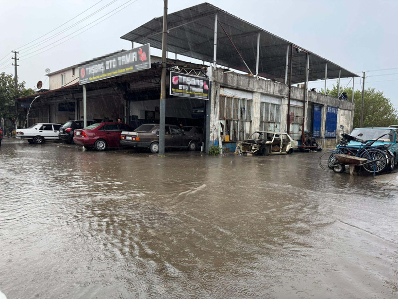 Muğla sağanak yağışa teslim oldu! Caddeler göle döndü - Resim : 2