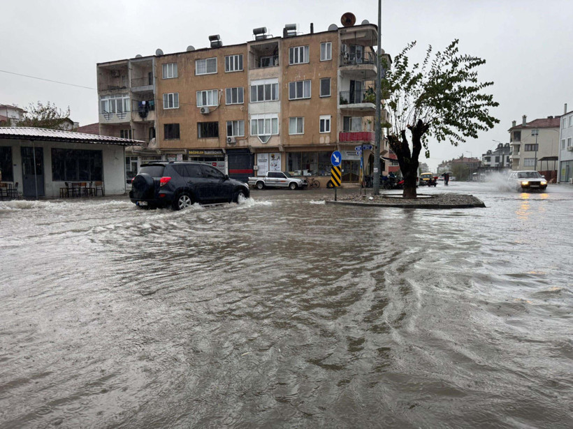 Muğla sağanak yağışa teslim oldu! Caddeler göle döndü - Resim : 3