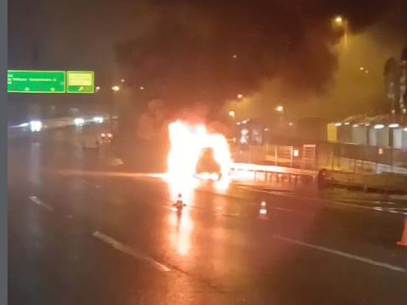 Korkunç anlar! Otomobil alev alev yandı - Resim : 3