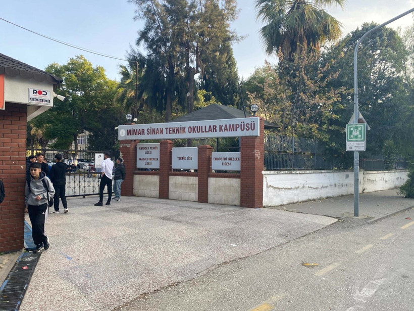 Lisede bıçaklı dehşet! Yaralılar var