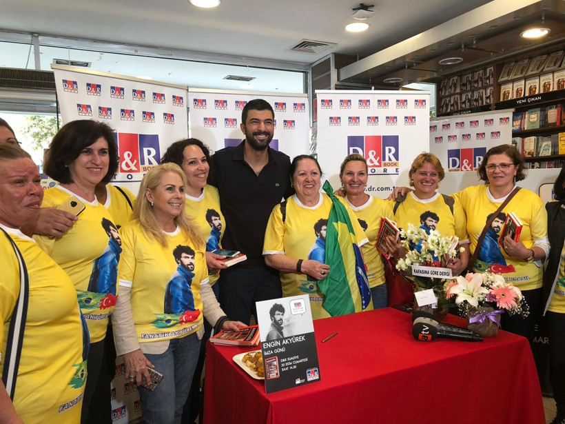 Engin Akyürek'i ilk imza gününde dostları yalnız bırakmadı! - Resim : 5
