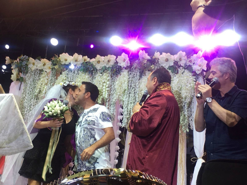 Funda Arar, 14 yıl sonra sahnede nikah tazeledi!