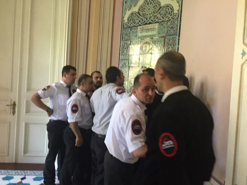 Ömer Koç'un sergisine çirkin saldırı!