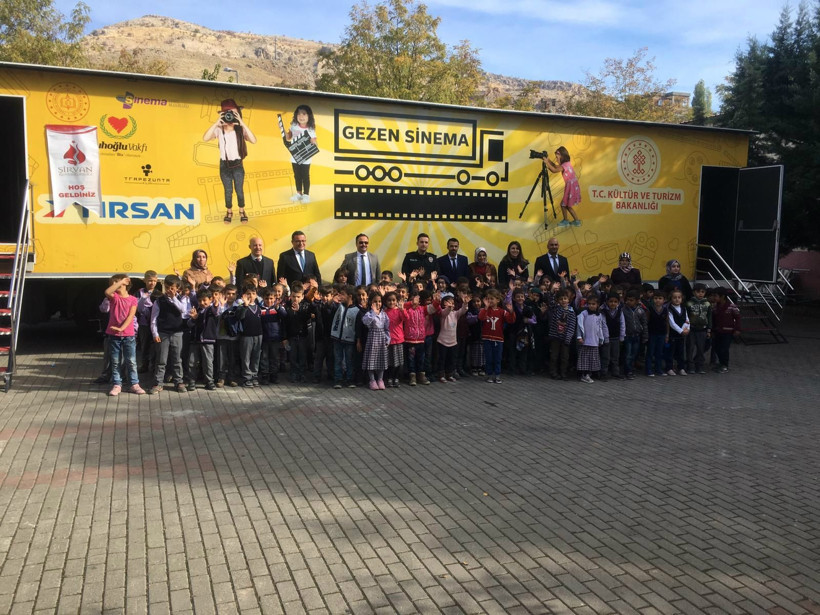 Siirtli çocuklar, Gezen Sinema Tırı'yla ilk kez sinema filmi izledi! - Resim : 3