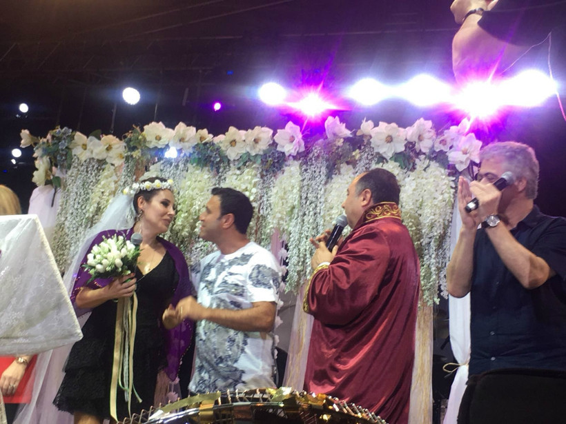 Funda Arar, 14 yıl sonra sahnede nikah tazeledi! - Resim : 3