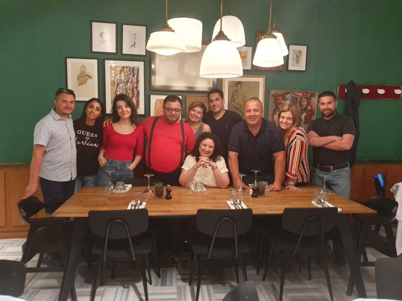 Ertem Eğilmez’in torunu Arzu Çevikalp, yeni yaşını dostlarıyla kutladı