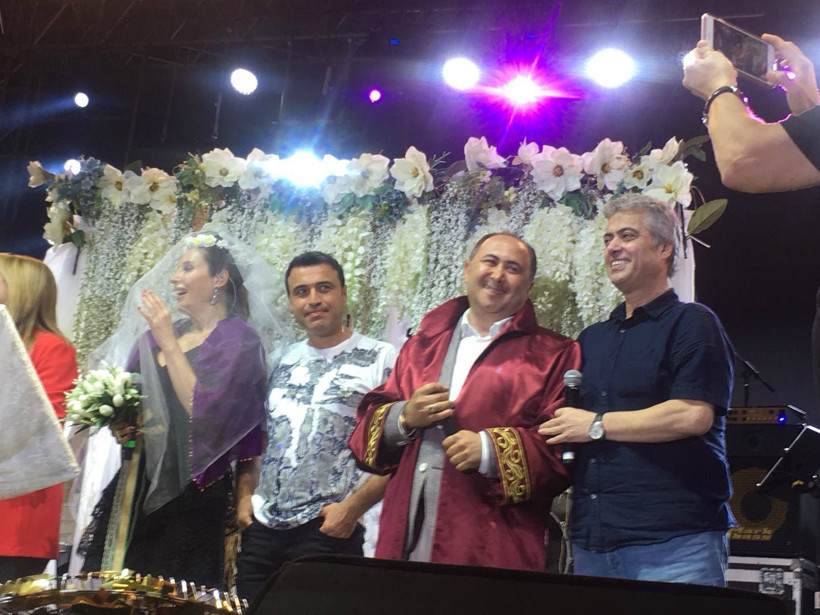 Funda Arar, 14 yıl sonra sahnede nikah tazeledi! - Resim : 2