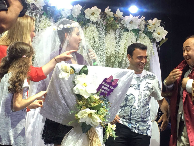 Funda Arar, 14 yıl sonra sahnede nikah tazeledi! - Resim : 4