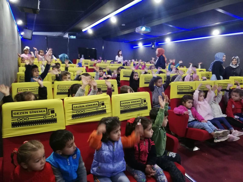 Siirtli çocuklar, Gezen Sinema Tırı'yla ilk kez sinema filmi izledi!