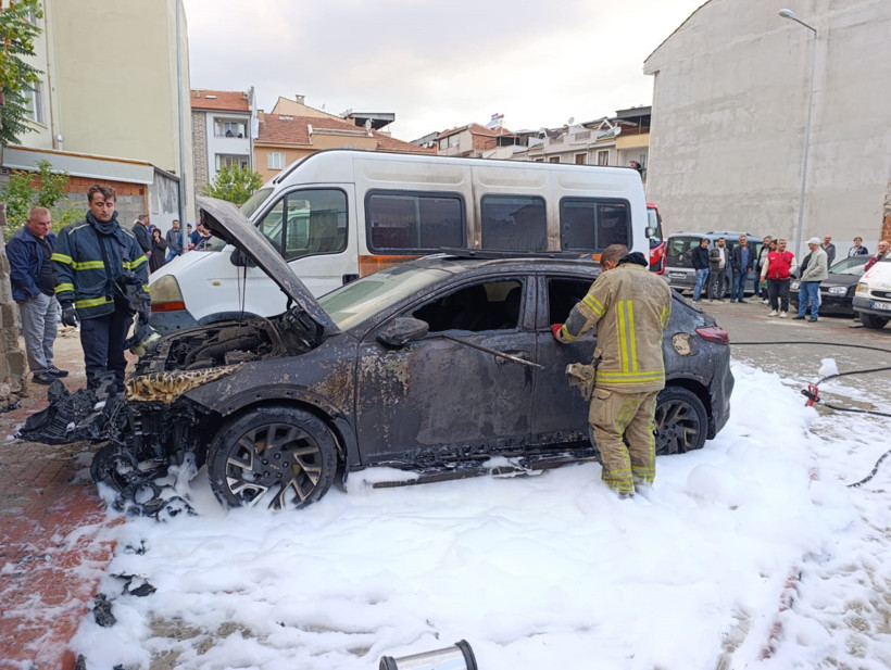 Bursa'da park halindeki araç alev topuna döndü - Resim : 2