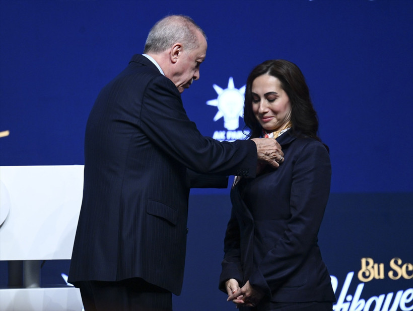 Beykoz Belediye Başkanvekili AK Parti'ye katıldı! Rozetini Cumhurbaşkanı Erdoğan taktı