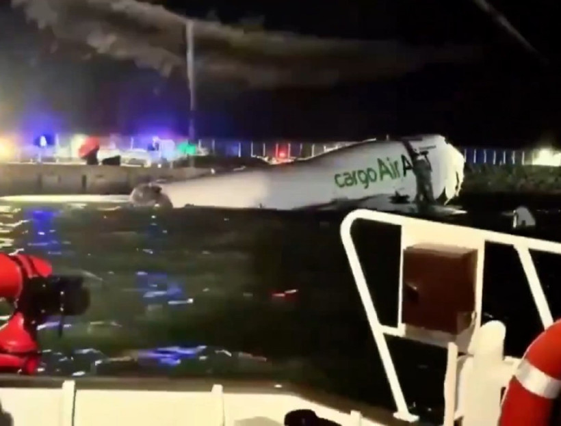 Türk firmasına ait uçak pistten çıkarak denize düştü: Faciada ölüler var...