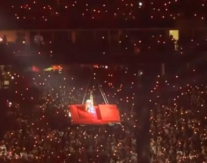 Dünyaca ünlü şarkıcı Beyonce sahnesinde feci kaza! - Resim : 2