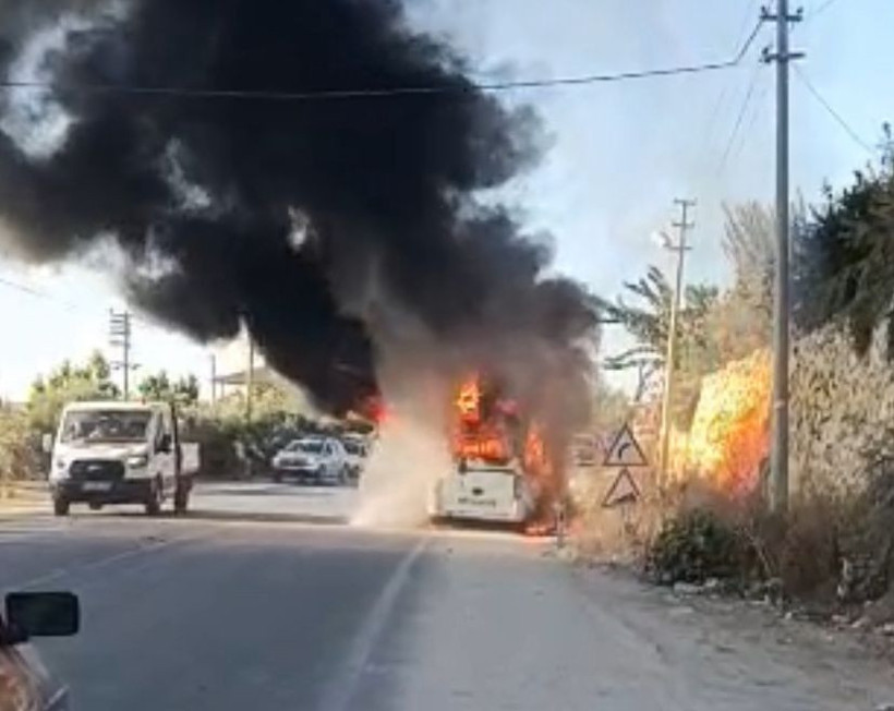 Öğrencilerin korkunç anı! Servis minibüsü küle döndü